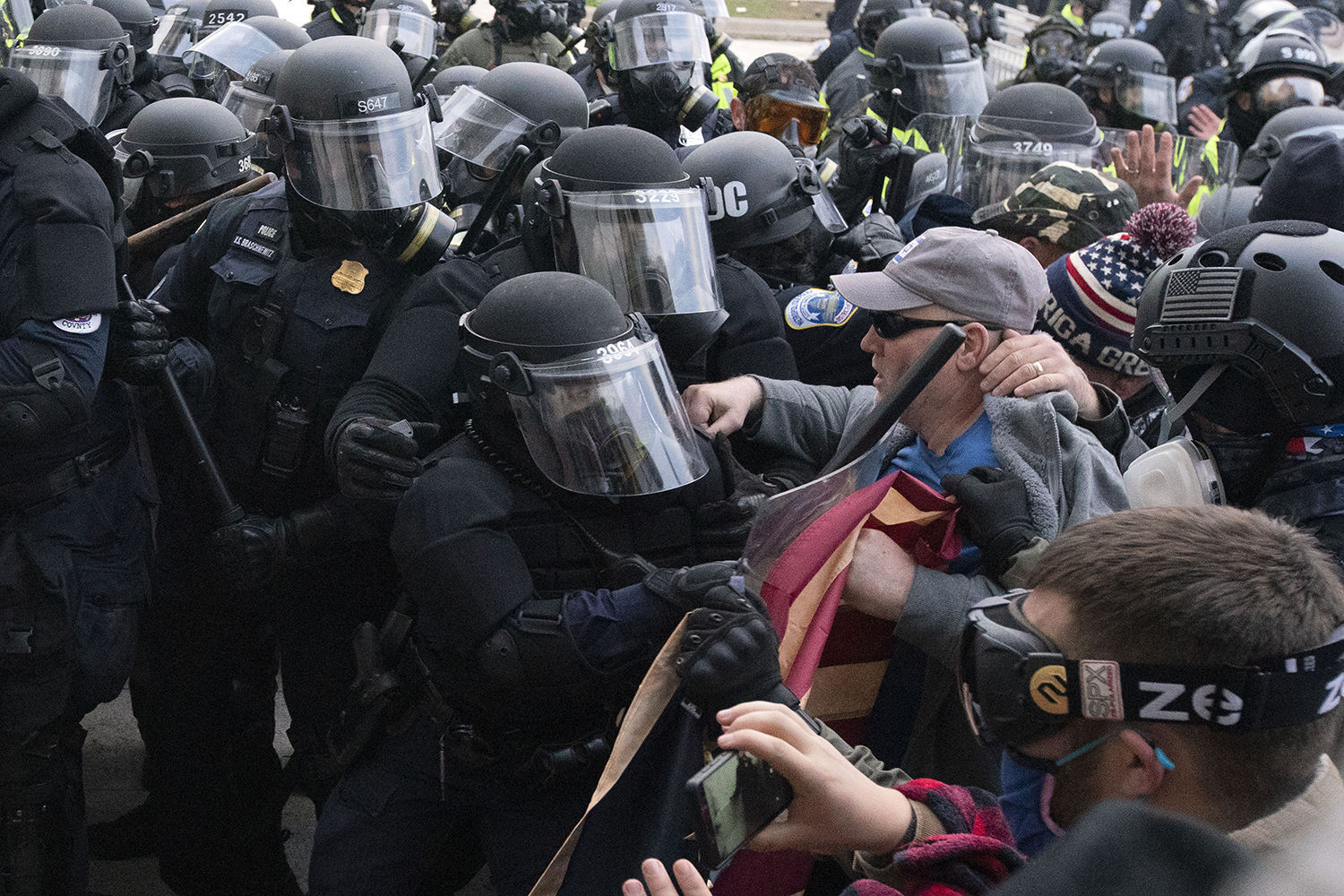 hires: Capitol riot, outside